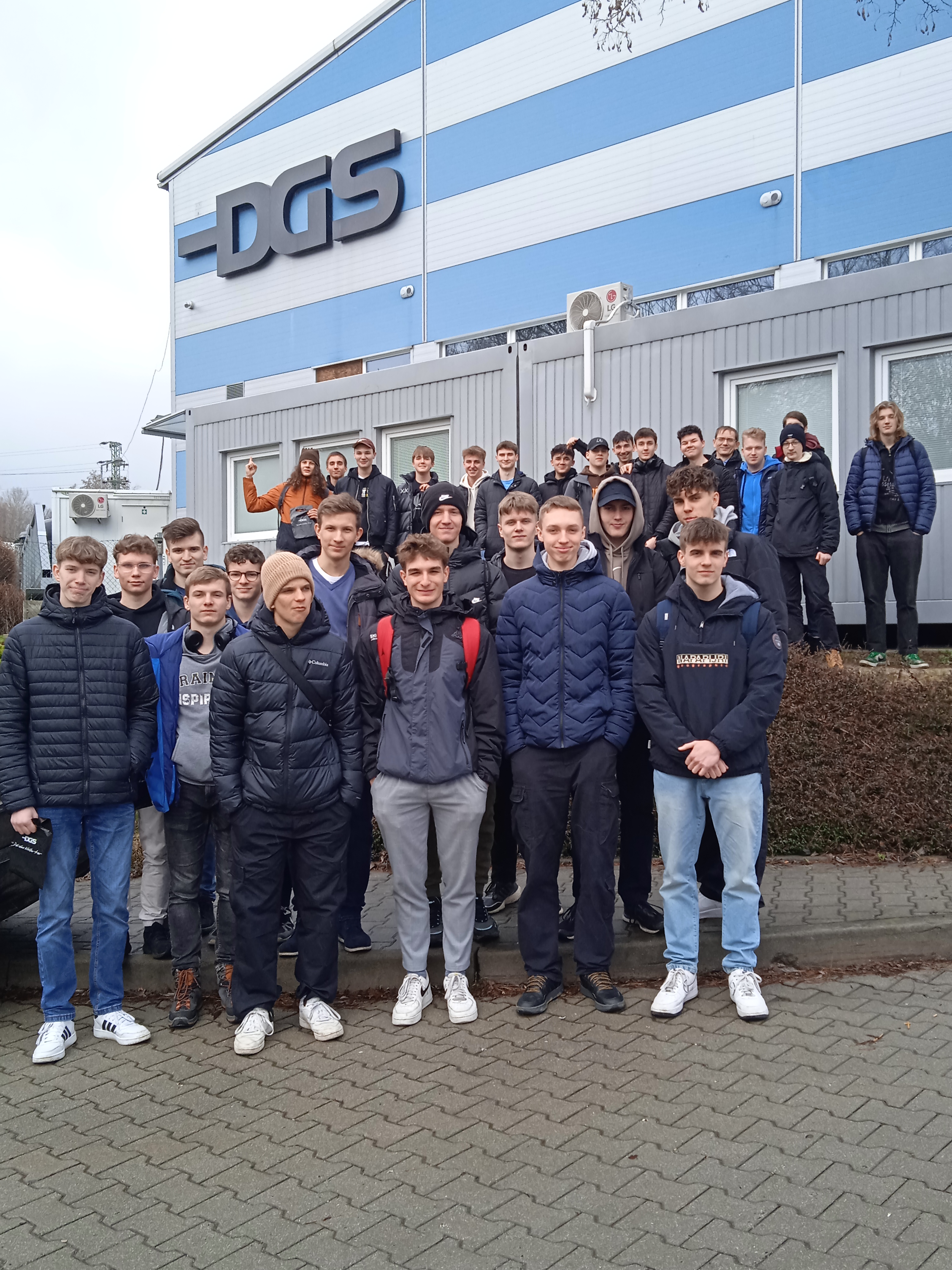 Studenti před závodem DGS Druckguss Systeme Liberec