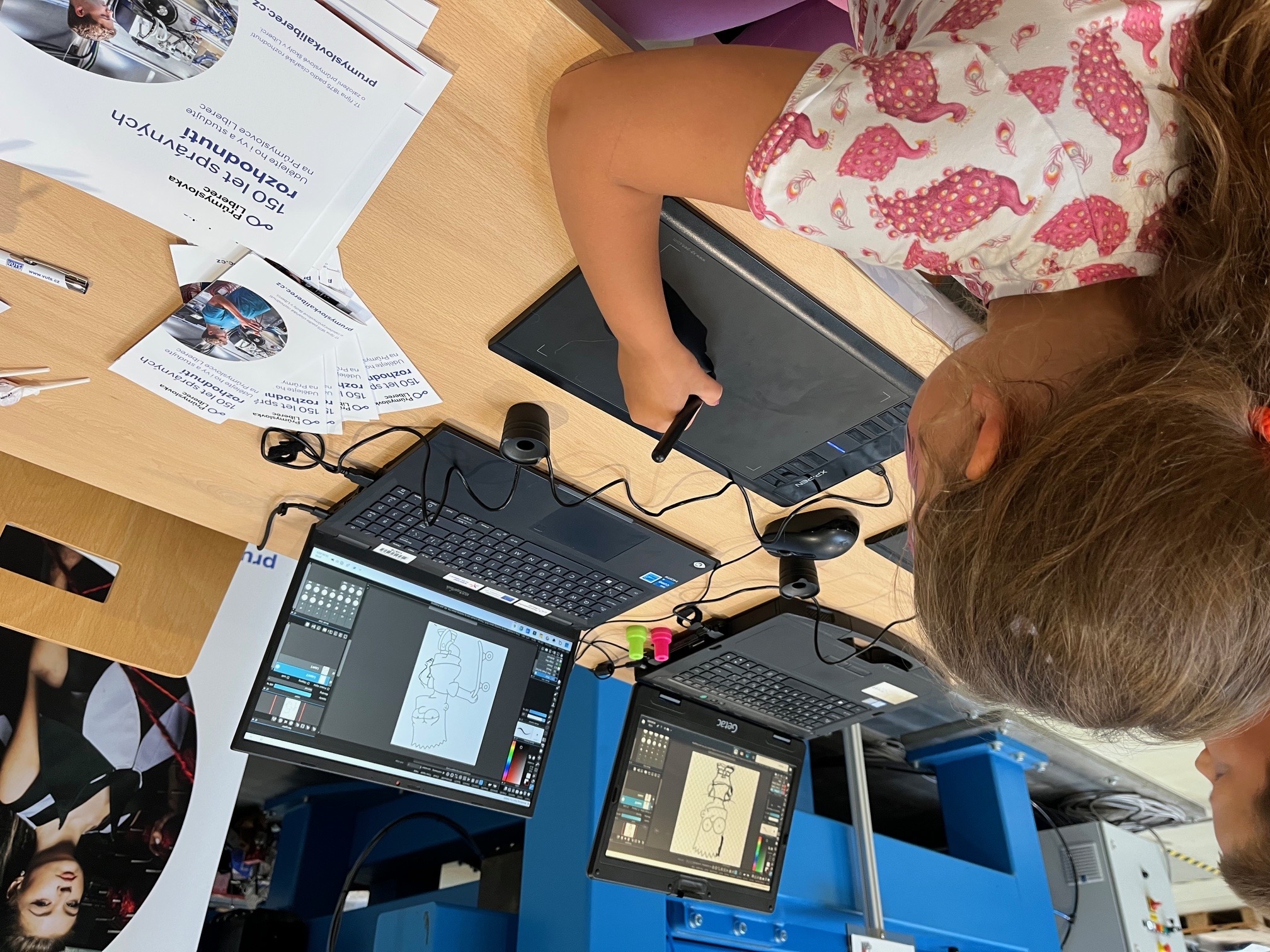 holčička maluje na grafický tablet