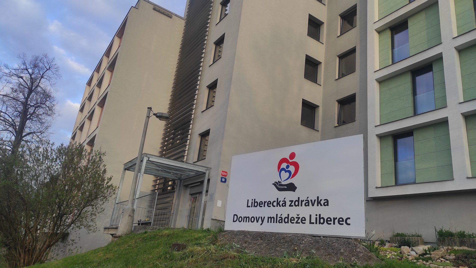 nová budova, v popředí nápis Liberecká zdraváka Dimovy mládeže Liberec