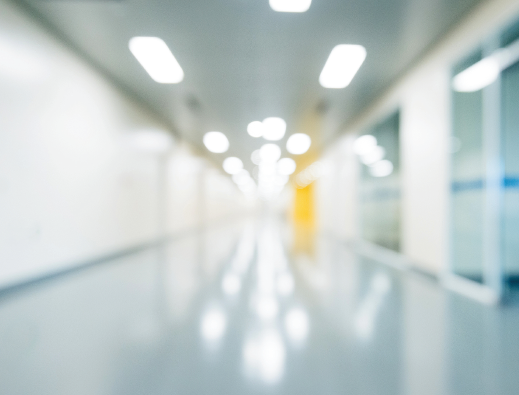 rozostřený pohled na nemocniční chodbu