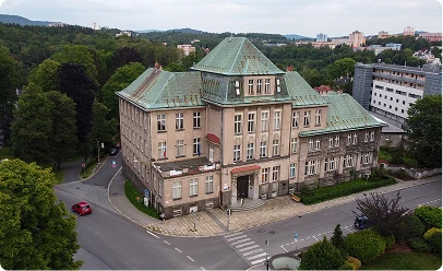 Fotografie školy - areál Tyršova
